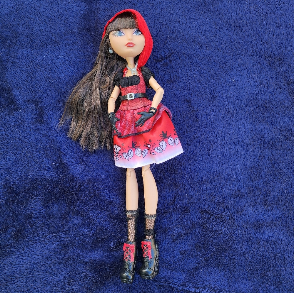 Ever After High Cerise Hood Doll First Chapter - Little Red Riding Hood - Picture 4 of 5